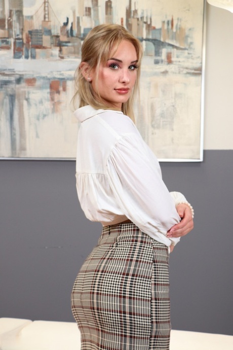 Daisy Devine pornstar art photos