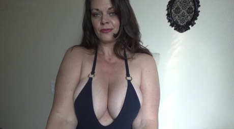 deliciously mom huge tits glasses bbw naked pictures